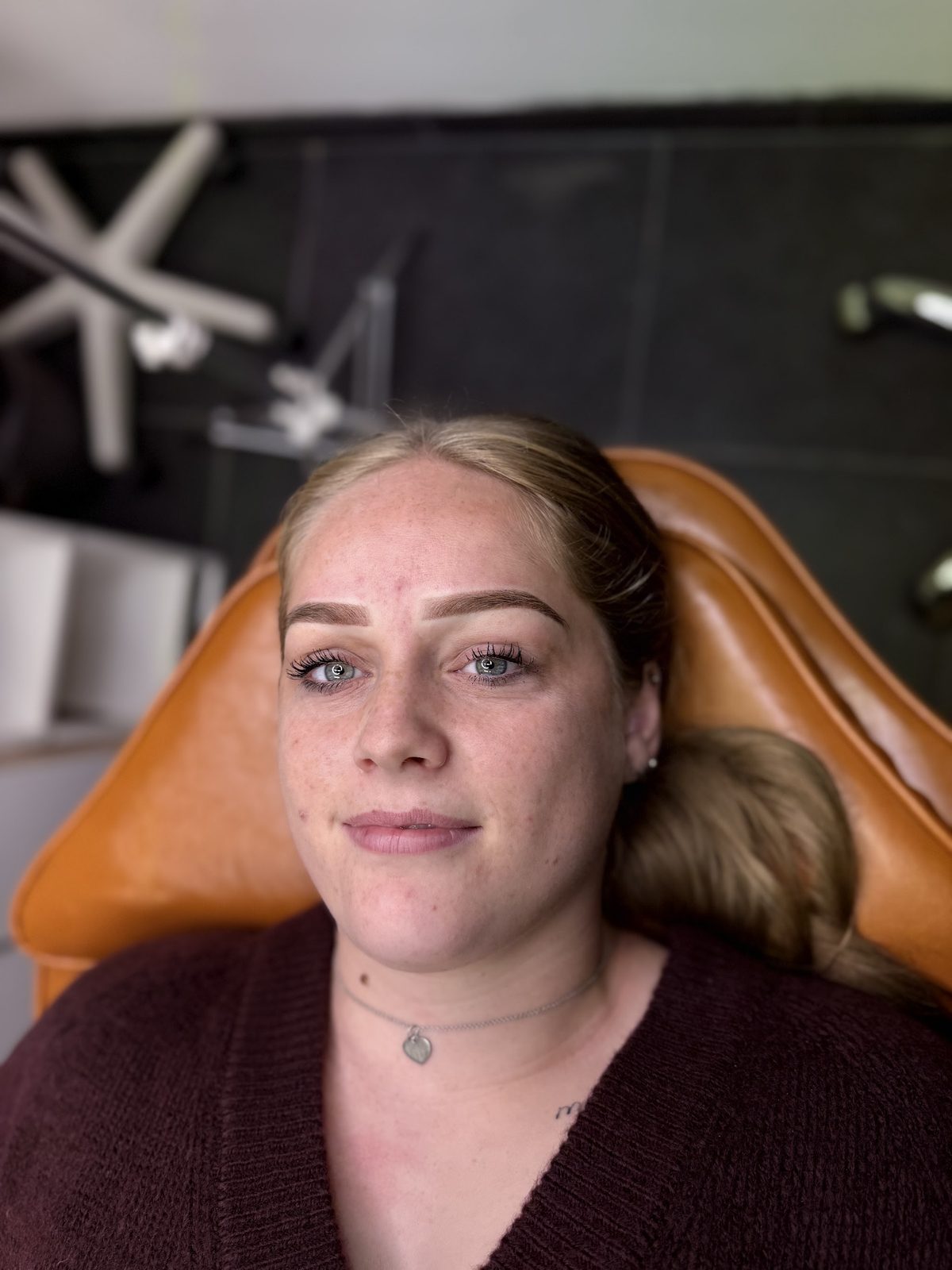 Powder brows resultaat, klant in de behandelstoel