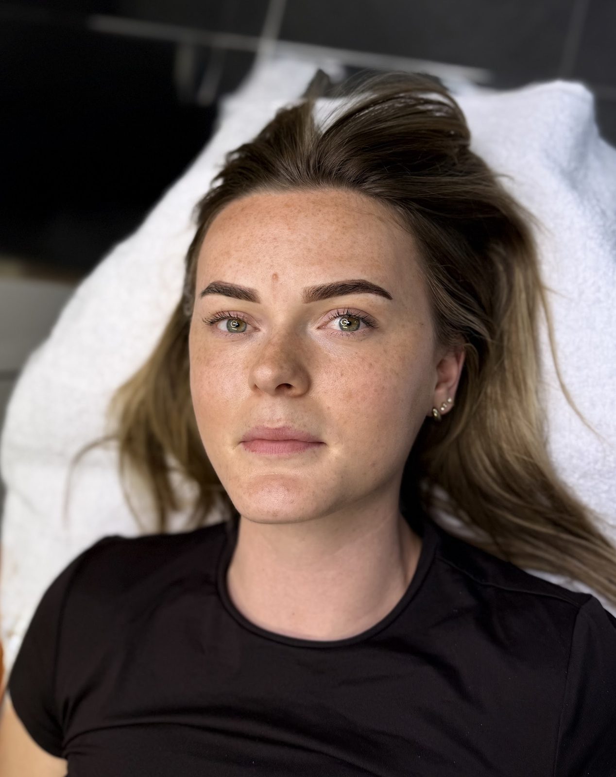 Net gezette powder brows met een natuurlijke vorm
