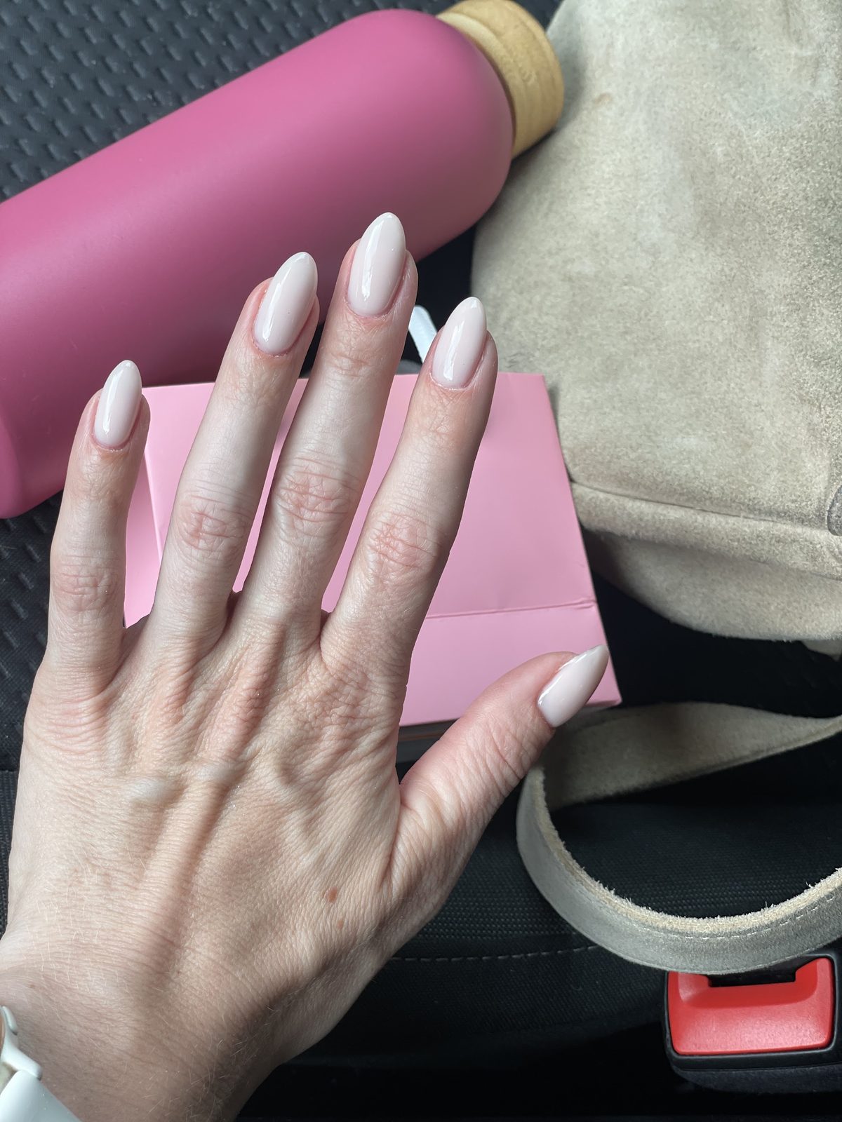 Lichte nude amandelnagels