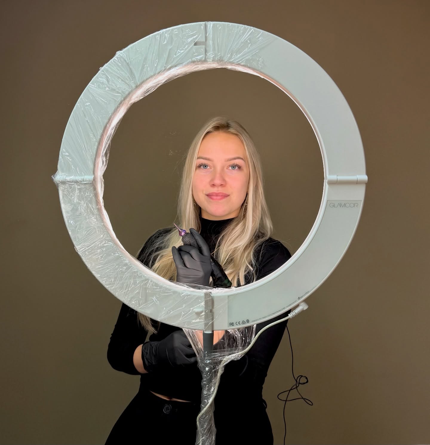 Alicia van Salon Yumi achter haar ringlamp