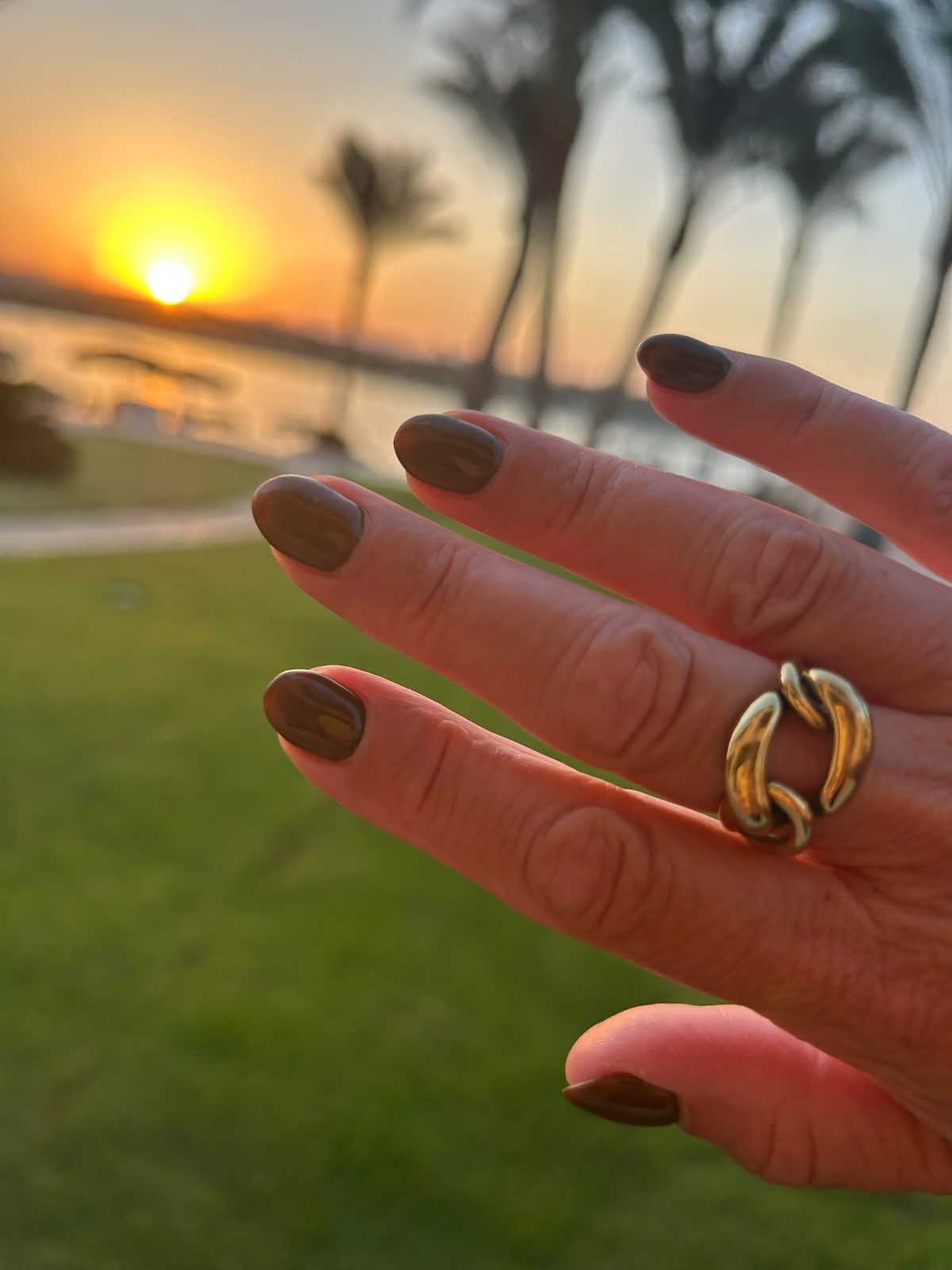 Taupe nagels op vakantie bij zonsondergang