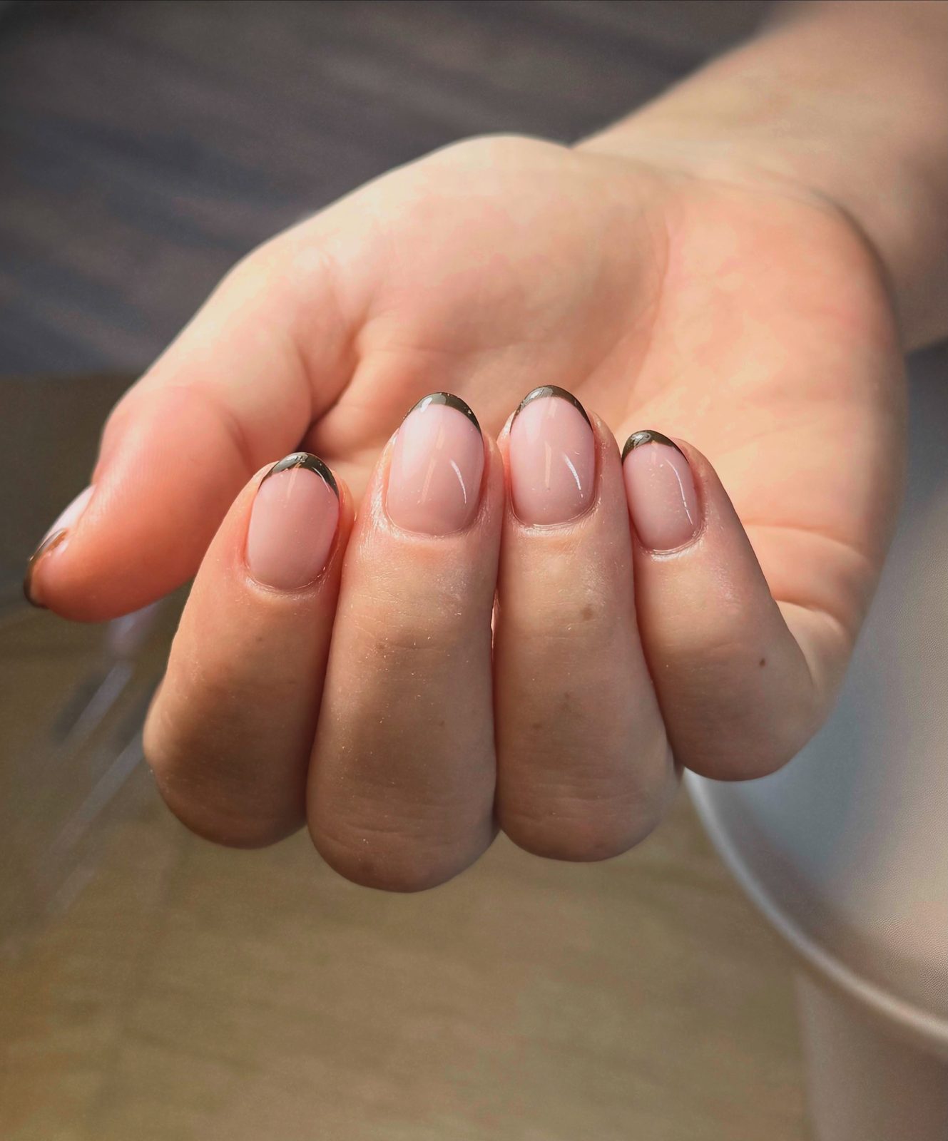 Donkerbruine French op nude nagels