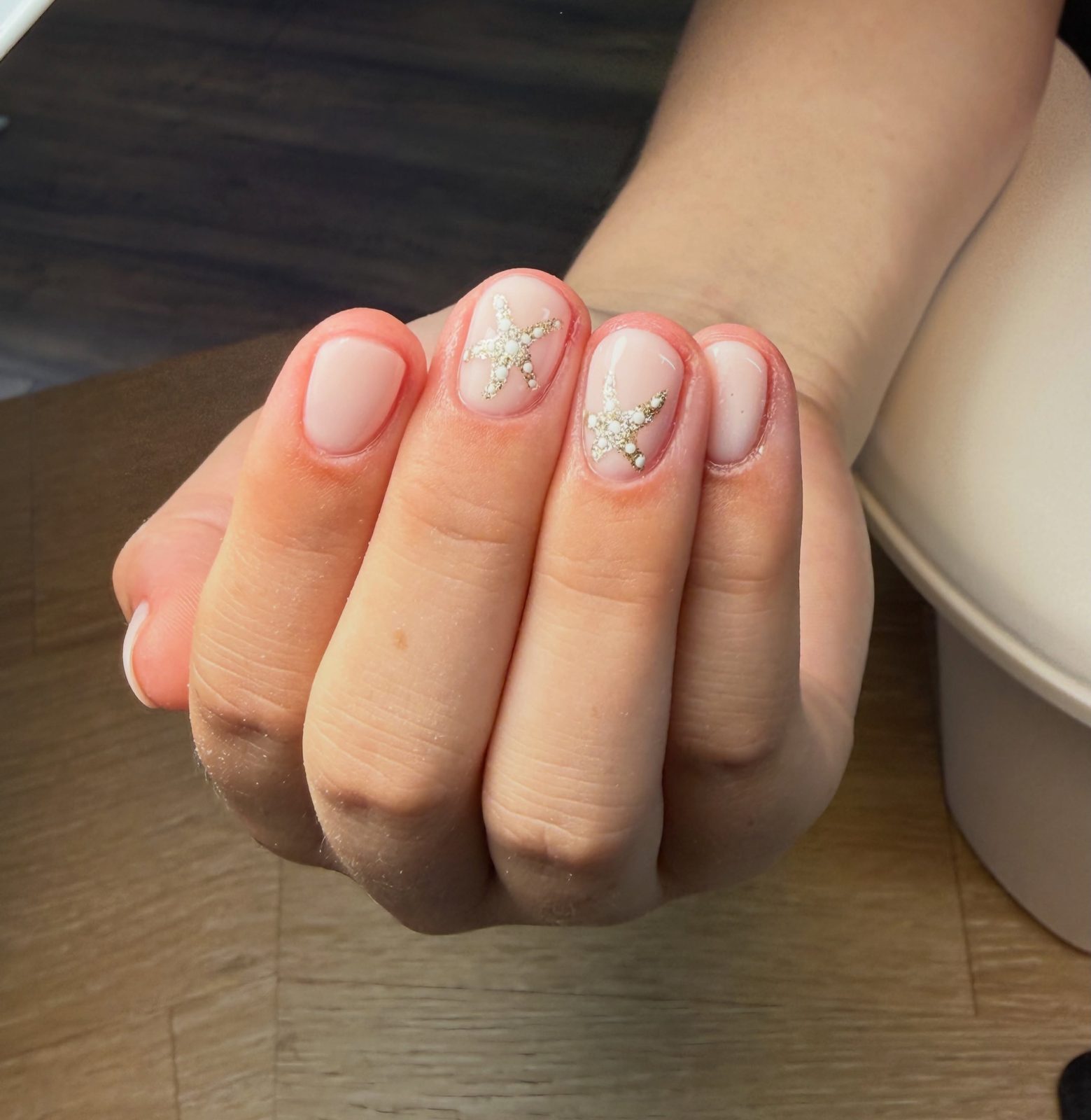 Korte nagels met sterretjes nail art